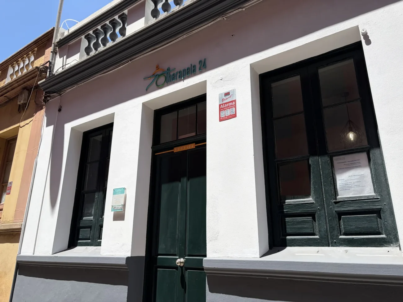 Entrada del centro de Therapeia24 en La Laguna